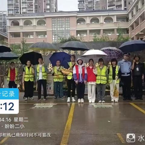 风雨无阻护学岗，志愿守护助成长--盼盼二小2208班家长护学岗执勤篇