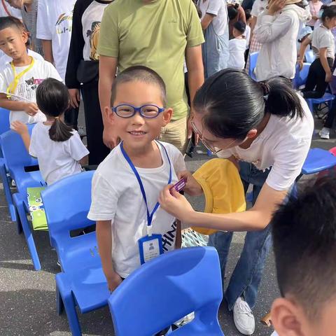 开学典礼之实验小学一年级（6）班佩戴校牌篇