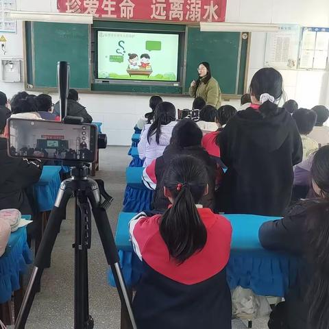 高里小学普法志愿者为小学生进行普法教育