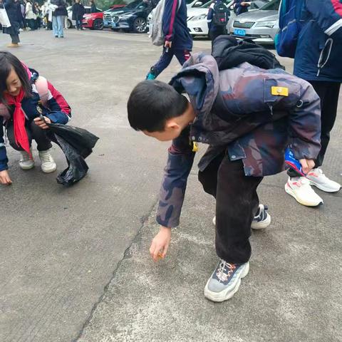 争当环保小雷锋，垃圾清零我能行 ———泸州十八中五（2）班社会实践活动