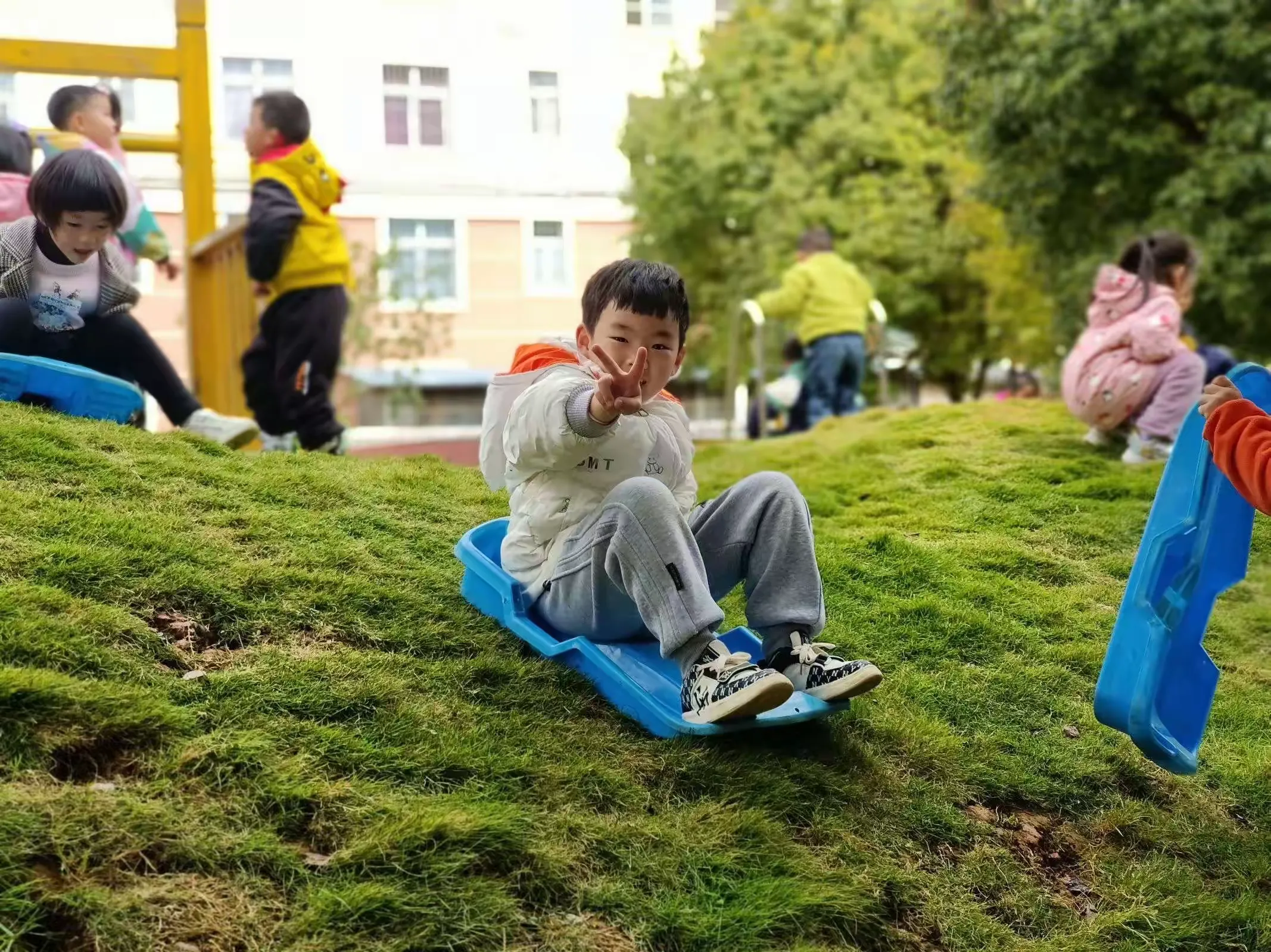 精彩童年玩转山坡