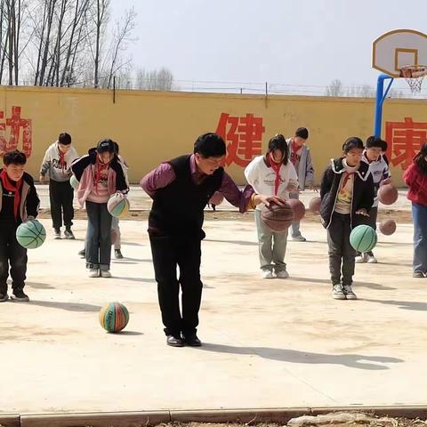 小篮球大梦想----木石镇峭村小学篮球操社团利用大课间开展活动