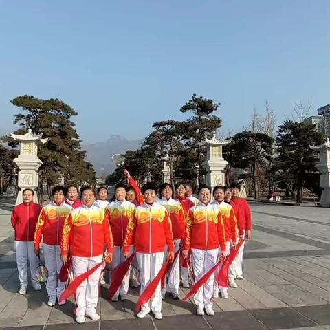 2025年1月1日，泰山区老年体协柔力球队，在岱北广场，祝大家元旦快乐，身体健康，万事顺意，合家幸福。