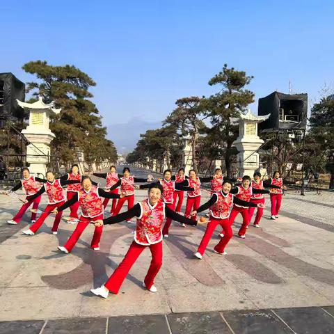 泰安市泰山区老年体协柔力球专委会给大家拜年啦。 祝大家新春快乐，万事顺意，身体健康，蛇年吉祥。