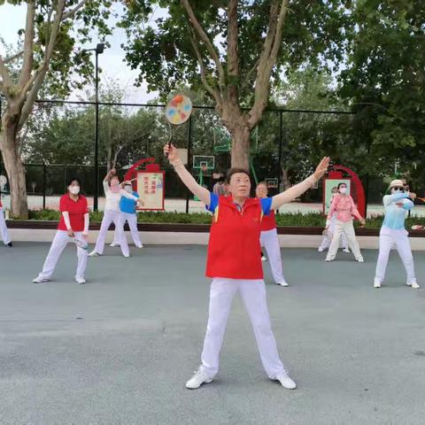 晨光中的柔力球之舞——林校操场上的坚持与热爱