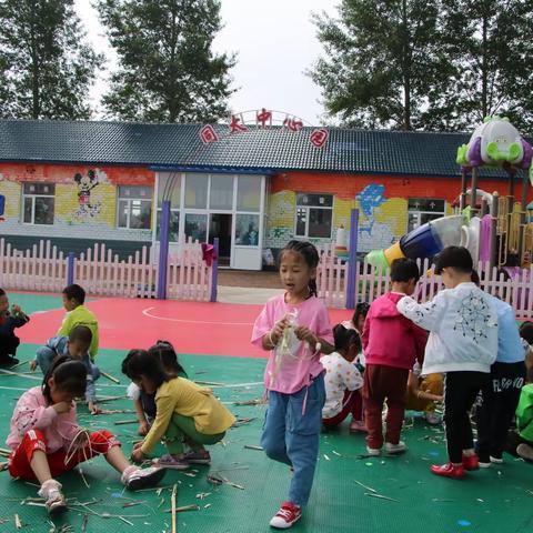 德惠市同太乡中心幼儿园游戏案例：好玩的秸秆