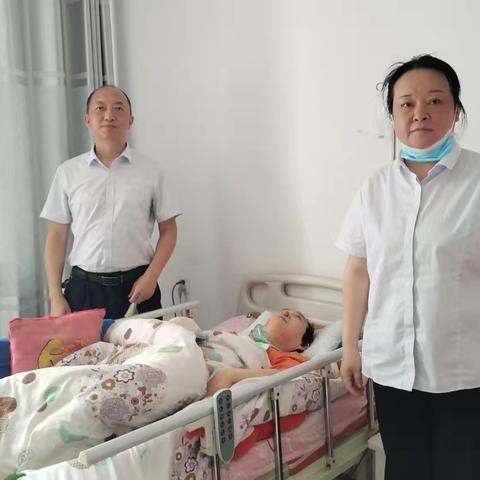 【暖心服务零距离】工行员工上门服务，为行动不便客户解忧