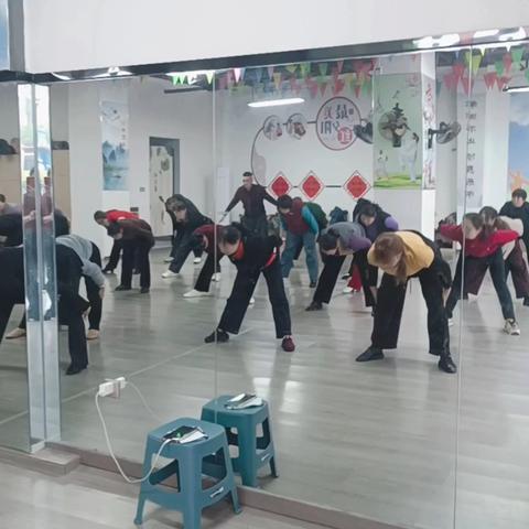 课堂展风采宁乡市老年大学玉潭分校民舞班教学老师  张美林