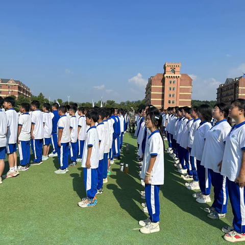 无军训，不青春！军训军训，最闪亮的青春！——师大新化县思沁实验学校初中部23211班新生军训进行时