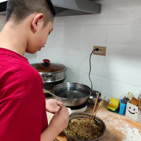 欢度春节 健康饮食之--包饺子实验小学二校区 六年四班 周钰博