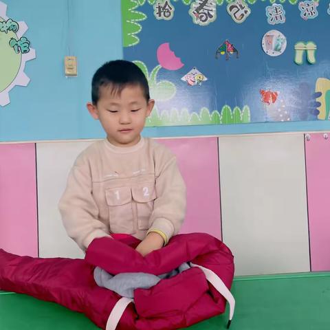 【长宁二小 智慧幼教】“巧手叠衣服，自理我最棒”长宁二小附属幼儿园小班自理能力提升之叠衣服