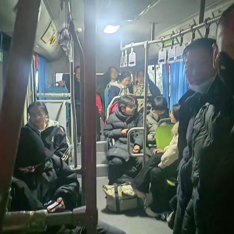 雪夜护航：公交人用责任守护出行路