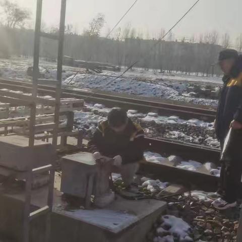 检查监控车间老师傅与新工间的技艺接力：一场实操考试与经验传授的深度探索