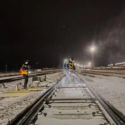 以雪为令，电务人守护铁路畅通