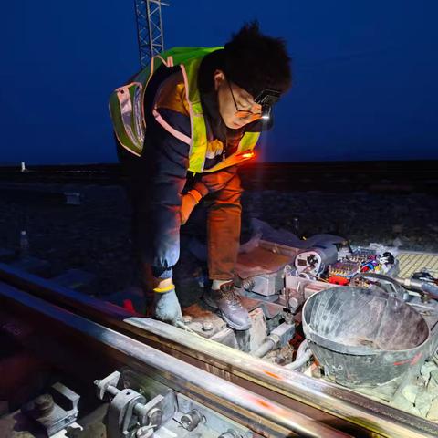 专业维修车间青年突击队奋战精霍线集中修 全力保障信号设备稳定运行