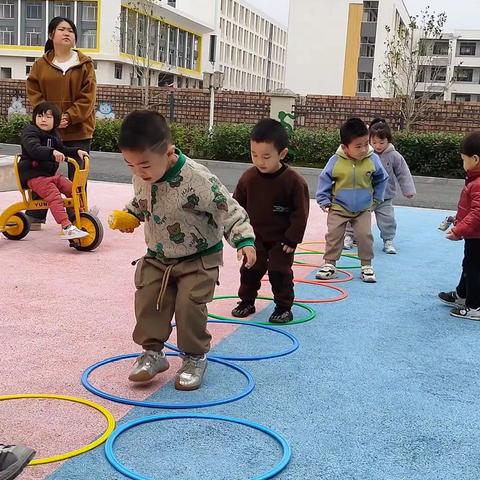 广信区应家乡中心幼儿园 小二班第十二周快乐生活