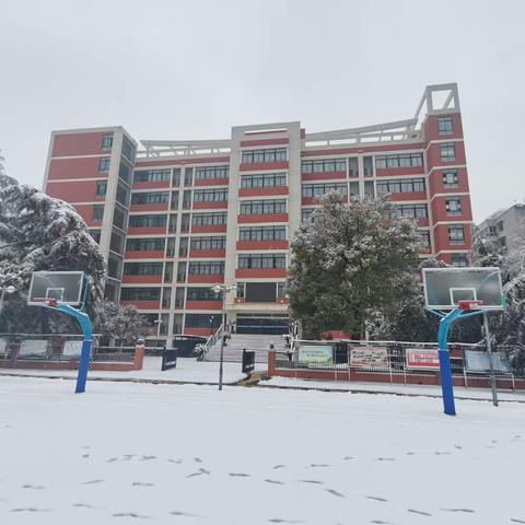 瑞雪纷飞满校园，扫雪排险护平安——武汉市二中广雅中学积极开展清理校园积雪活动报道