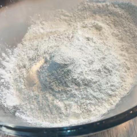 食物，是儿童接触自然的序幕。 一堂生动的食育课，让食物自然创造，食育自然发生。 宝贝们动手，￼揉、搓、烤、卖、通过食育课堂，真切地感觉到孩子们是多么喜欢自己去做食物，对于自己做成的美味是多么自豪🧸🎀