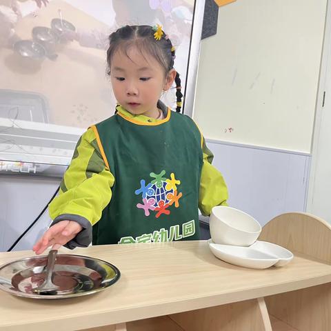 “照顾自己、照顾环境、照顾他人”是生活技能课的核心内容。从自己动手打餐，餐具分类，饭后擦嘴等一些生活技能，孩子们不仅在活动中完成，还可以在日常生活中养成一个良好的生活习惯！