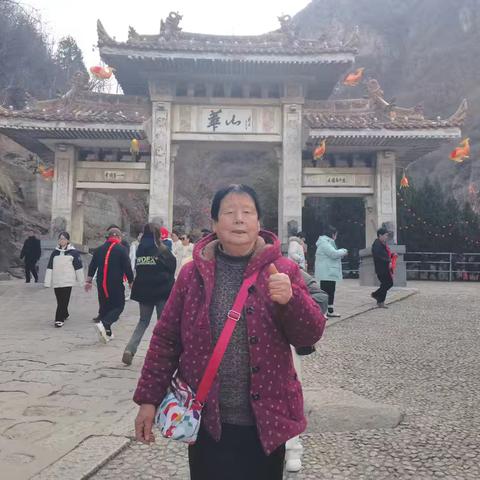 儿子陪父母，第一次登华山，看黄河，吃渭南水盆羊肉
