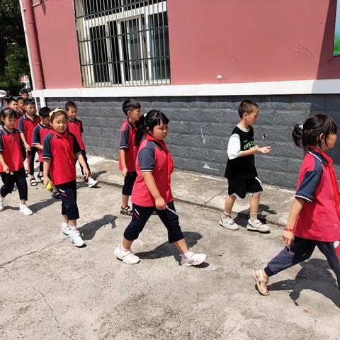 董市小学“学常规，正言行”系列德育活动之就餐礼仪