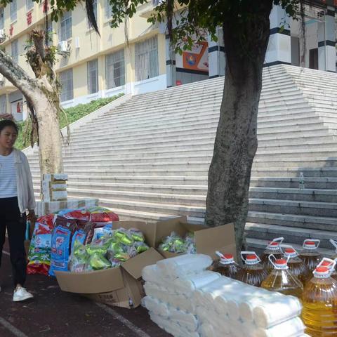 “爱心助学，筑梦未来”船娘芳姐携粉丝朋友送温暖