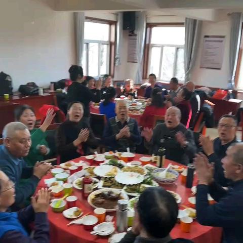 笑语盈盈迎新岁, 聚餐共话来年情 -记老年大学文艺三班迎新春聚餐