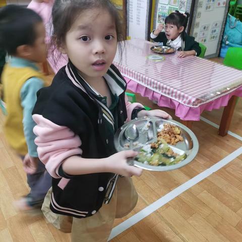 海口市美兰区和风兰庭幼儿园巴宝园分园中一班——《浪费粮食的小鸡》连环画诞生记