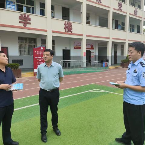 公安民警到王范中学校进行反邪教宣传