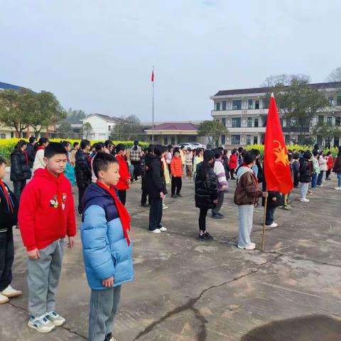 栽种幸福 拥抱未来——梅霞小学学雷锋月校园亲子植树活动