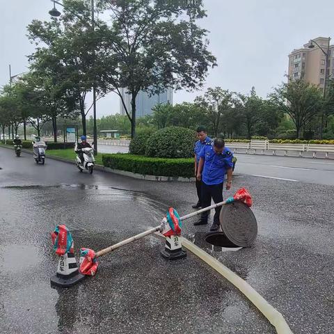 积极应对强降雨  排涝清污保通畅