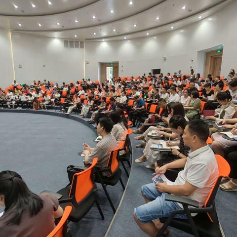 学习充电，蓄能起航——铅山县实验中学开展全体教师培训活动