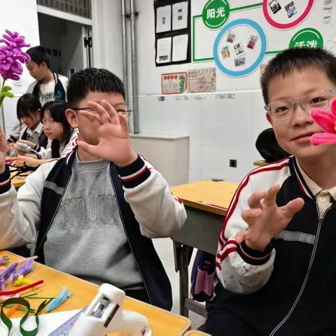 长城小学六（7）班 扭扭棒手工课——指尖缠绕出花儿朵朵 指导老师：张劲 菅雪娇 活动时间：2025.10.10