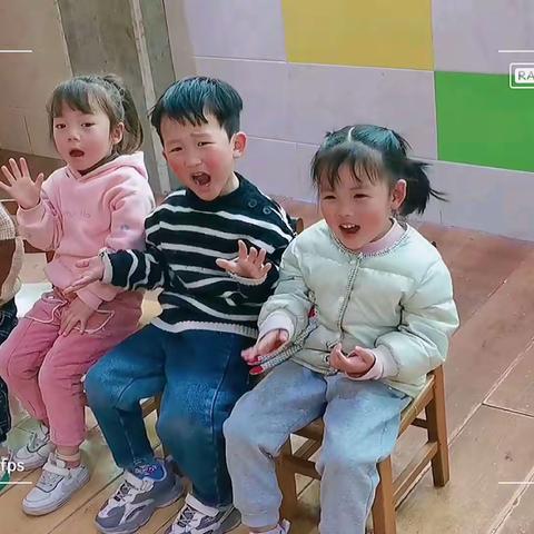 在幼儿园的每一天都飘散着爱的气息，每一处都洋溢着欢声笑语，让我们来看一看小朋友在幼儿园快乐的一天吧！