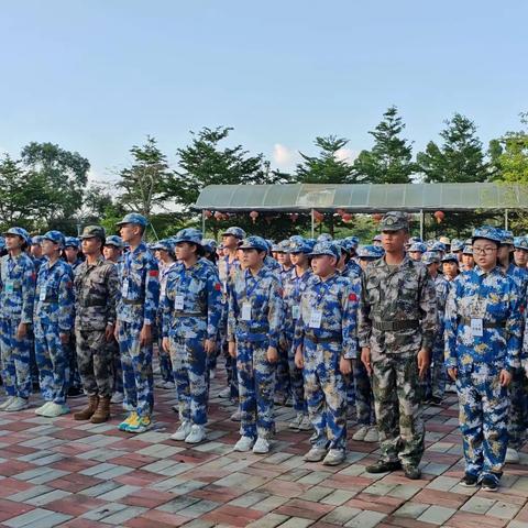 汗水为墨，橄榄绿为笔，站军姿啦！——湛江市第二中学霞山校区七(11）班社会实践研学活动第一天”