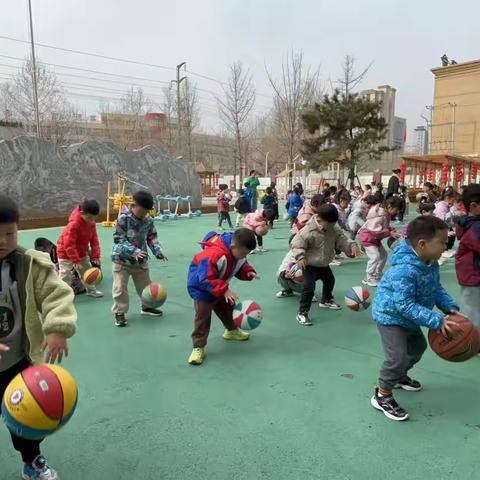 春日篮球成长日志-小手拍球，快乐成长