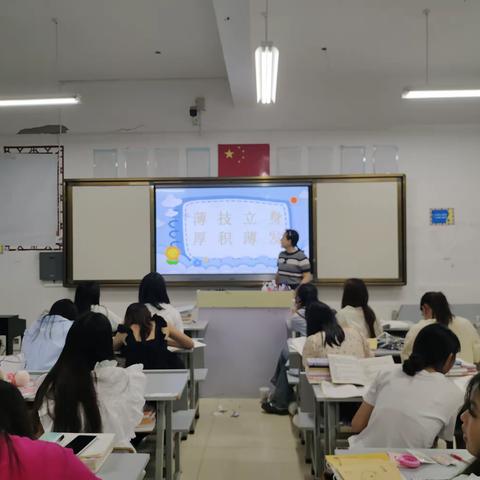 幼教186班主题班会“养成卫生好习惯，一训三风促发展”