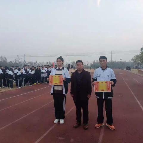 拔出昂扬斗志，凝聚团结之河         ——南城实验学校四级部高一年级、高二年级拔河比赛