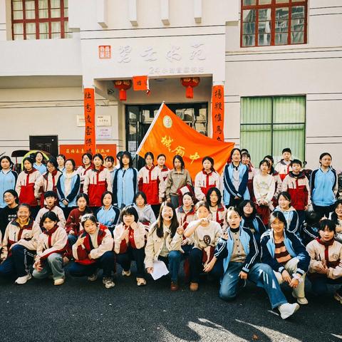 笔墨绘莲韵，彩绘润童心——城厢中学特色走班社团实践活动