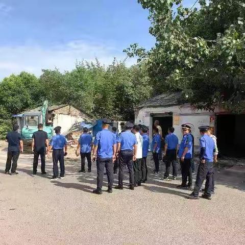 高温“烤”验拆违建  校园周边保和谐———南阳市第三十三小学校门前违建拆除记事