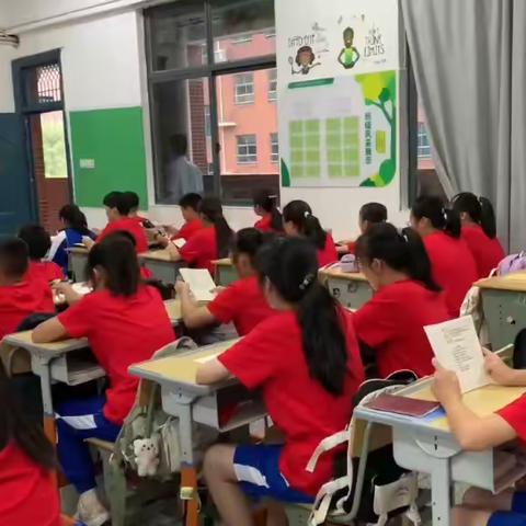 嘹亮的军歌，整齐的手语操----2305班第三天军训纪实