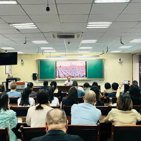 峥嵘岁月铸铁壁，赤子之心向国强——岚皋县城关中学师生观看九三阅兵式主题教育活动纪实