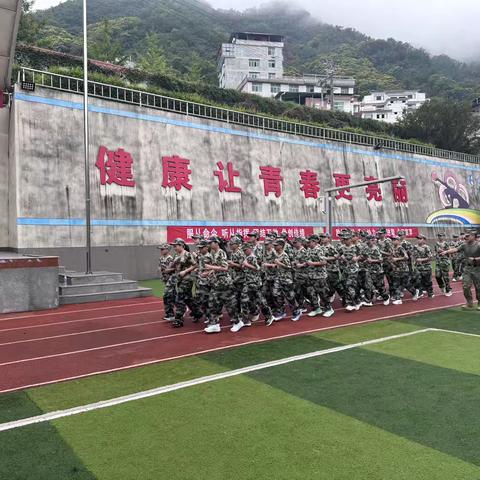 正少年身姿，砺青春精神——岚皋县城关中学2025级新生军训第四天纪实