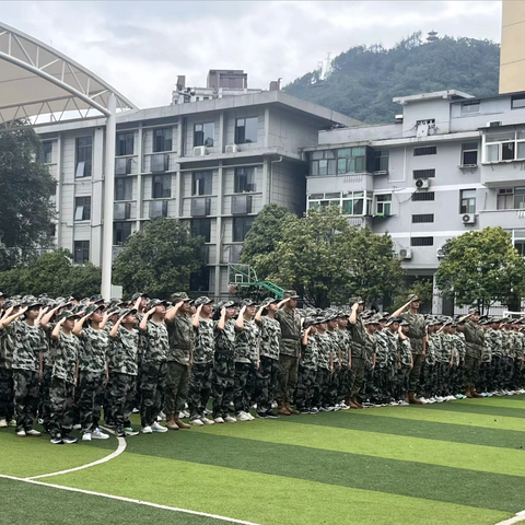 淬火成钢筑青春，军训汇演展锋芒—岚皋县城关中学2025级七年级军训汇报表演圆满完成