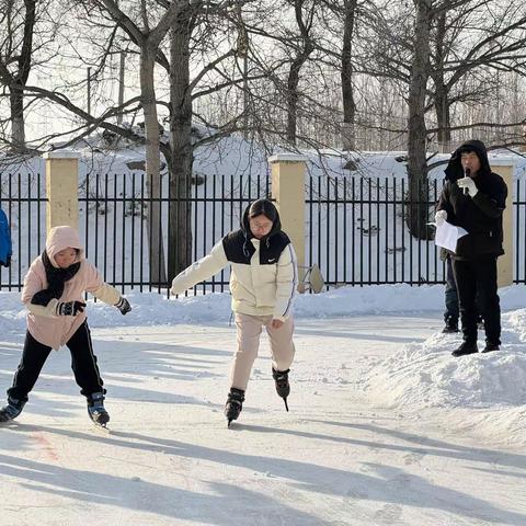 追梦少年身姿矫健，冰雪运动喜进校园——林口县莲花镇教育中心举行速滑比赛