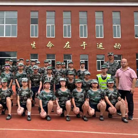 金海中学2304乐学班以铿锵有力的声音奏响军训生活的旋律！