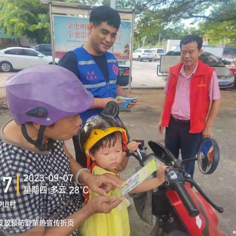 妙林村委会联合区应急管理局、区执法局、湖南科力环境管理有限公司继续开展爱国卫生防蚊灭蚊预防登革热活动