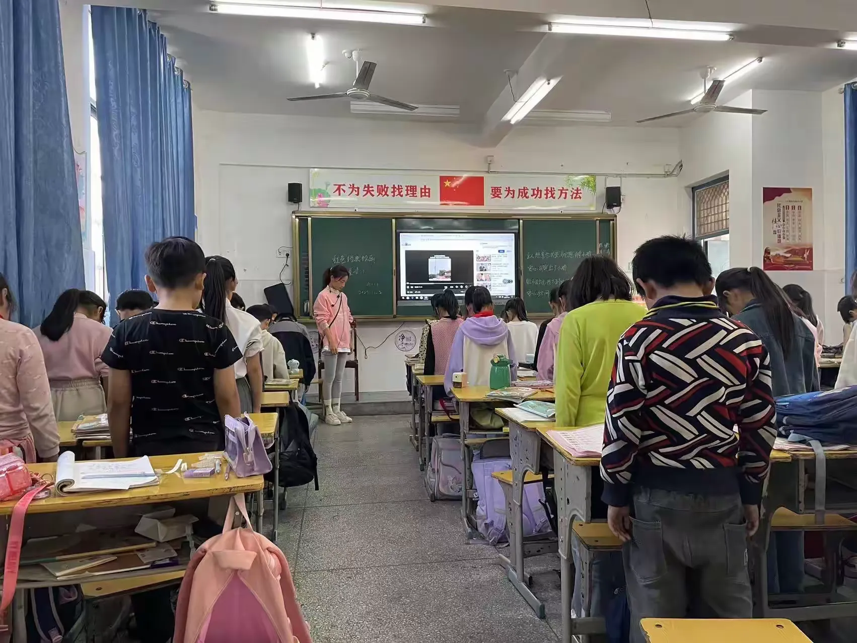 简篇-郑坊小学举行默哀仪式 沉痛悼念李克强同志