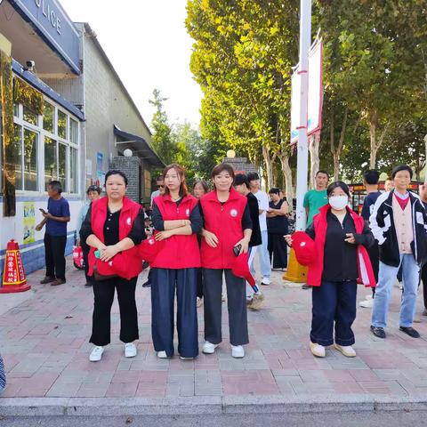 国庆假期里的护学岗：家长志愿者守护校园安全