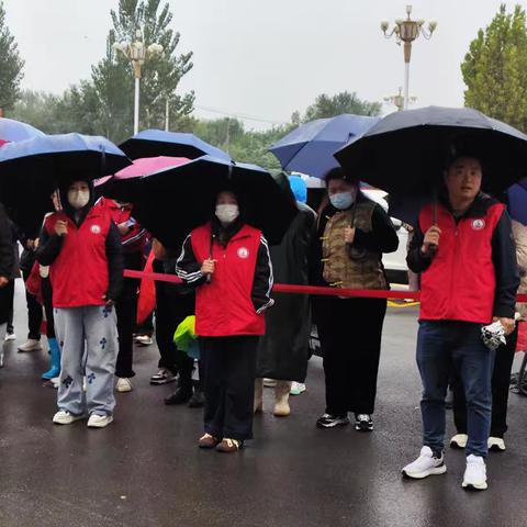 雨中守护：临西实验中学家长志愿者护学岗温暖护航